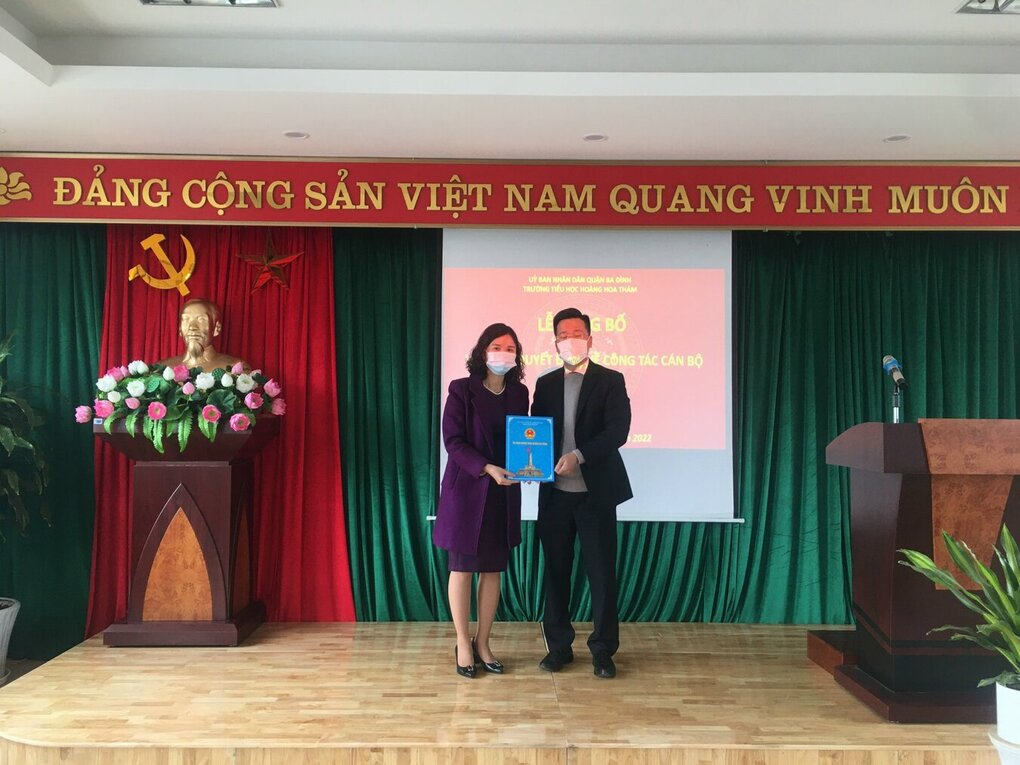 Lễ công bố và trao Quyết định bổ nhiệm chức vụ Phó Hiệu trưởng trường Tiểu học Hoàng Hoa Thám đối với đồng chí Lê Thị Kim Cúc