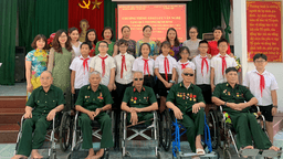 Trường Tiểu học Thành Công A quận Ba Đình thành phố Hà Nội giáo dục truyền thống qua hoạt động “Đền ơn đáp nghĩa” tại trung tâm thương binh Duy Tiên, Hà Nam