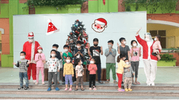 Quận Ba Đình: Tặng quà và tổ chức Noel cho các em nhỏ điều trị tại Trạm Y tế lưu động phường Ngọc Khánh