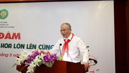 GS Hoàng Chí Bảo: "Nhiều người hỏi: sao không thấy Bác Hồ dạy: yêu thương cha mẹ?"