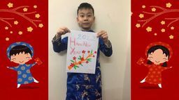 Nguyễn Minh Đức – cậu học trò nhỏ lớp 2A3 với trái tim hồng ấm – mang yêu thương mùa xuân tới các bạn nhỏ vùng cao