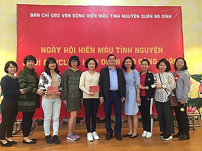 Công đoàn viên trường Tiểu học Thành Công A tham gia hiến máu tình nguyện