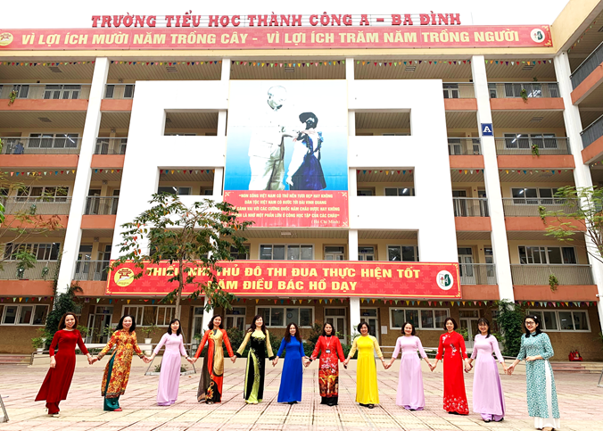 Nữ cán bộ, giáo viên, nhân viên Trường Tiểu học Thành Công A rực rỡ, thướt tha trong tà áo dài nhân dịp hưởng ứng “Tuần lễ Áo dài - Năm 2021”