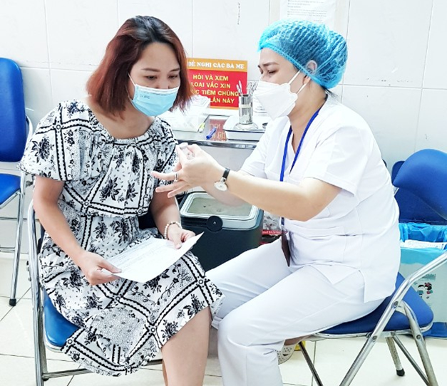 Cán bộ, giáo viên, nhân viên trường Tiểu học Thành Công A phấn khởi, hào hứng tham gia tiêm Vaccine phòng Covid-19