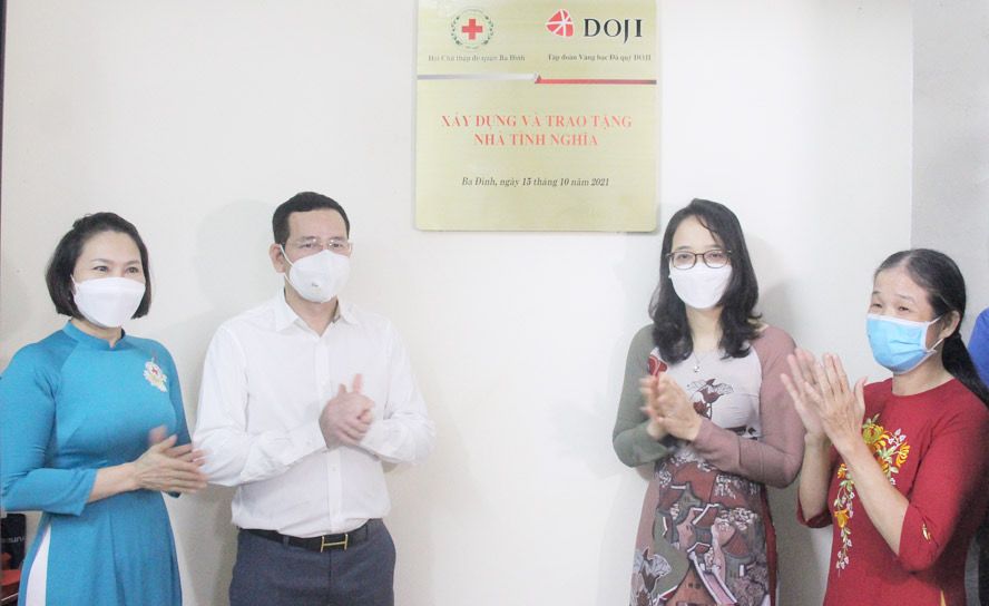 Quận Ba Đình: Trao tặng nhà tình nghĩa cho gia đình có hoàn cảnh khó khăn