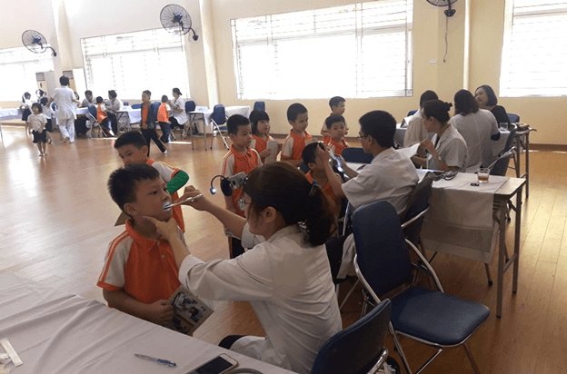 TRƯỜNG TIỂU HỌC THÀNH CÔNG A TỔ CHỨC  KHÁM SỨC KHỎE ĐẦU NĂM CHO HỌC SINH