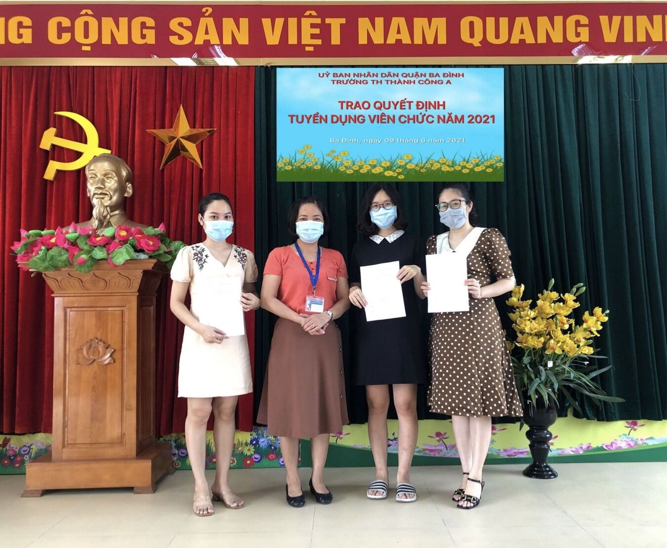 Trường TH Thành Công A trao quyết định Tuyển dụng viên chức năm 2021