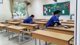 Tăng cường công tác vệ sinh khử khuẩn đảm bảo xây dựng môi trường an toàn đón học sinh đi học trở lại sau kỳ nghỉ Tết dài