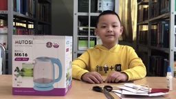 Bạn Hoàng Minh lớp 2A3 sáng tạo đồ chơi từ vật liệu tái chế