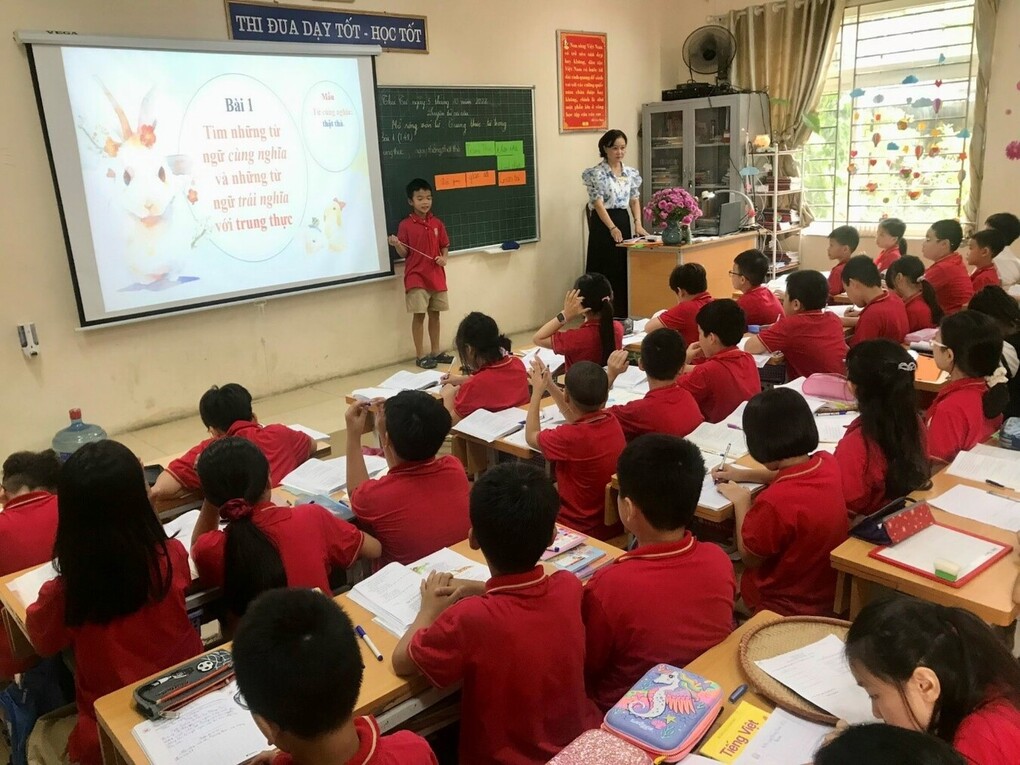 Tập thể giáo viên khối 4 với Hội giảng, Hội thi Giáo viên giỏi cấp trường thiết thực chào mừng 40 năm ngày Nhà giáo Việt Nam 20/11