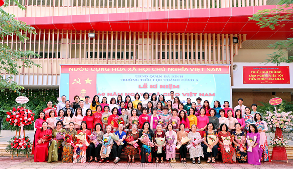 Lễ kỷ niệm 40 năm ngày Nhà giáo Việt Nam 20/11 tràn đầy cảm xúc của các thế hệ thầy trò trường Tiểu học Thành Công A