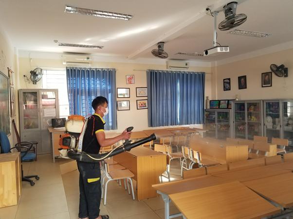 Trường Tiểu học Thành Công A phun thuốc muỗi tại các phòng học, khuôn viên nhà trường để phòng chống dịch bệnh truyền nhiễm