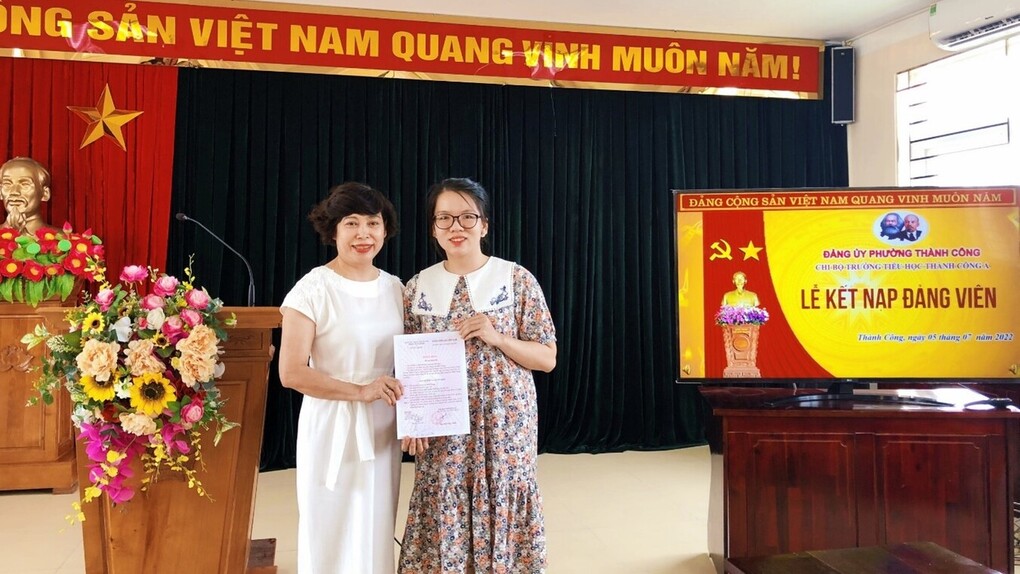 Chi bộ trường Tiểu học Thành Công A tổ chức Lễ kết nạp Đảng viên mới năm 2022
