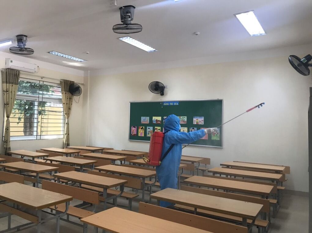 Tiến hành phun khử khuẩn các lớp học sau hai ngày đến trường