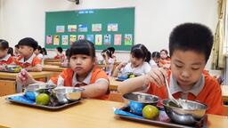 Bữa trưa an toàn, dinh dưỡng của học sinh trường Tiểu học Thành Công A