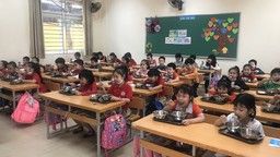 Học sinh Thành Công A hân hoan trong ngày đầu tiên ăn bán trú sau 7 tháng học online