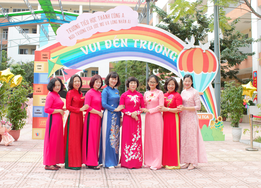 Tập thể giáo viên khối Bốn – Tự tin, sáng tạo và tràn đầy nhiệt huyết chào đón năm học 2022 - 2023.
