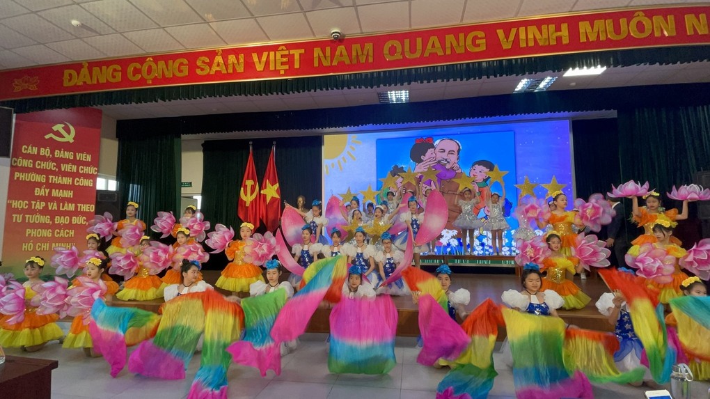 Liên khúc Em là mầm non của Đảng - Ai yêu Bác Hồ Chí Minh hơn thiếu niên nhi đồng