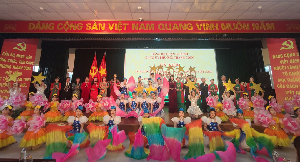 Học sinh trường Tiểu học Thành Công A tham gia biểu diễn văn nghệ kỷ niệm 93 năm ngày thành lập Đảng Cộng Sản Việt Nam của phường Thành Công