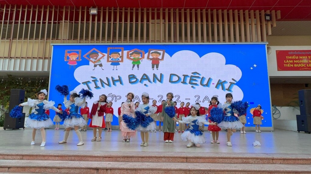 Gắn kết tình bạn đẹp qua các tiết mục văn nghệ đầu tuần