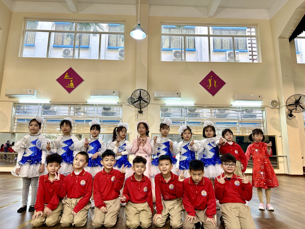 Tiết mục múa hát Tình bạn tuổi thơ 2 - Tập thể 2A1, 2A2. 2A3