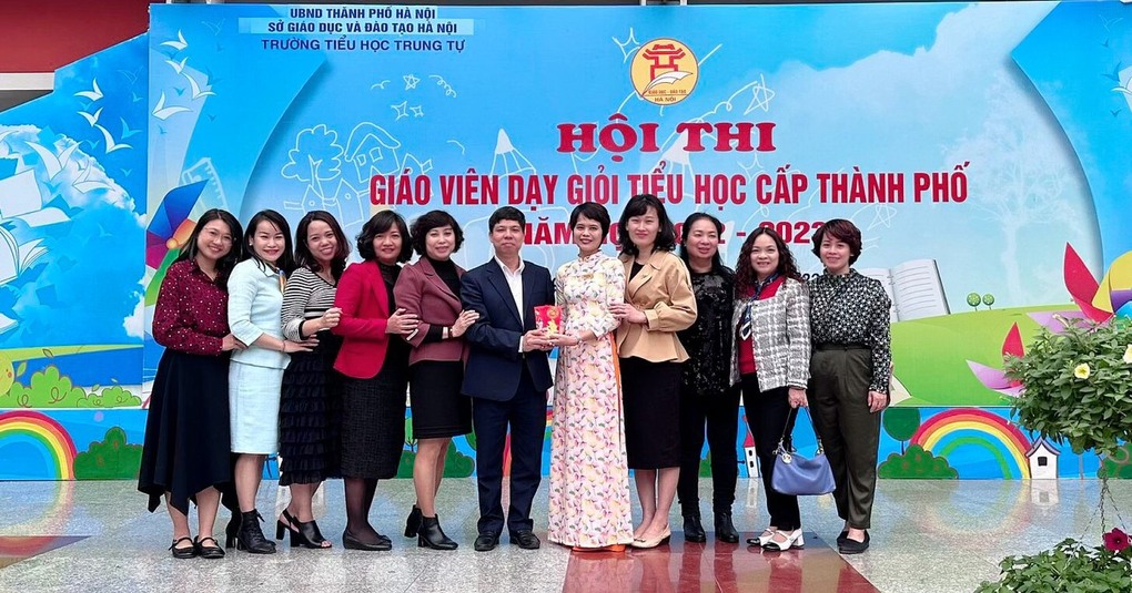 Cô giáo Từ Thị Bích Ngọc với nỗ lực cao đã hoàn thành xuất sắc tiết dự thi giáo viên dạy giỏi Tiểu học cấp Thành phố năm học 2022 - 2023