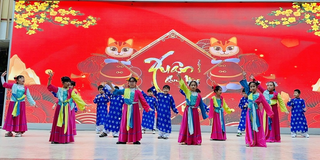 Tiết mục nhảy tưng bừng của học sinh lớp 3A4 với liên khúc “ Bống bống bang bang -  Trống cơm”