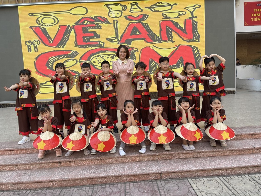 Tiết mục hát múa “Về ăn cơm” vô cùng sôi động của tập thể lớp 2A4