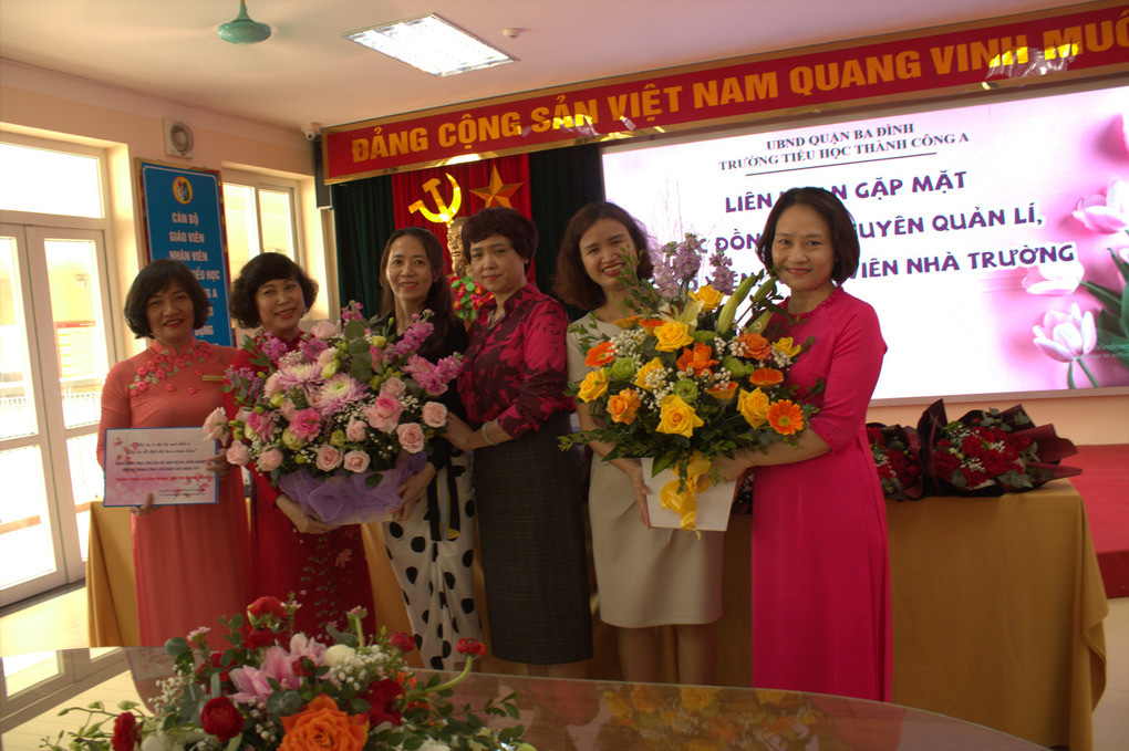 Buổi liên hoan gặp mặt đong đầy cảm xúc của những cán bộ quản lí, giáo viên, nhân viên đã từng làm việc tại trường Tiểu học Thành Công A