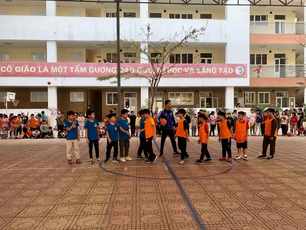 Trận thi đấu bóng rổ giữa đội 5A2 và 5A4 trường TH Thành Công A