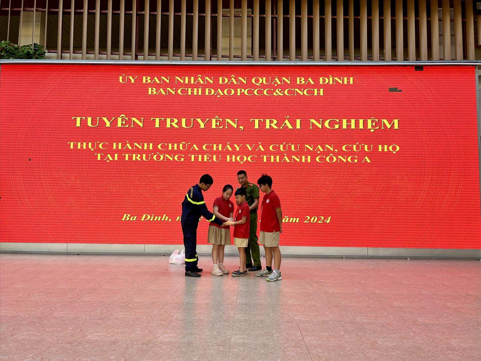 Trường Tiểu học Thành Công A tổ chức hoạt động tuyên truyền, trải nghiệm thực hành chữa cháy và cứu nạn, cứu hộ cho học sinh