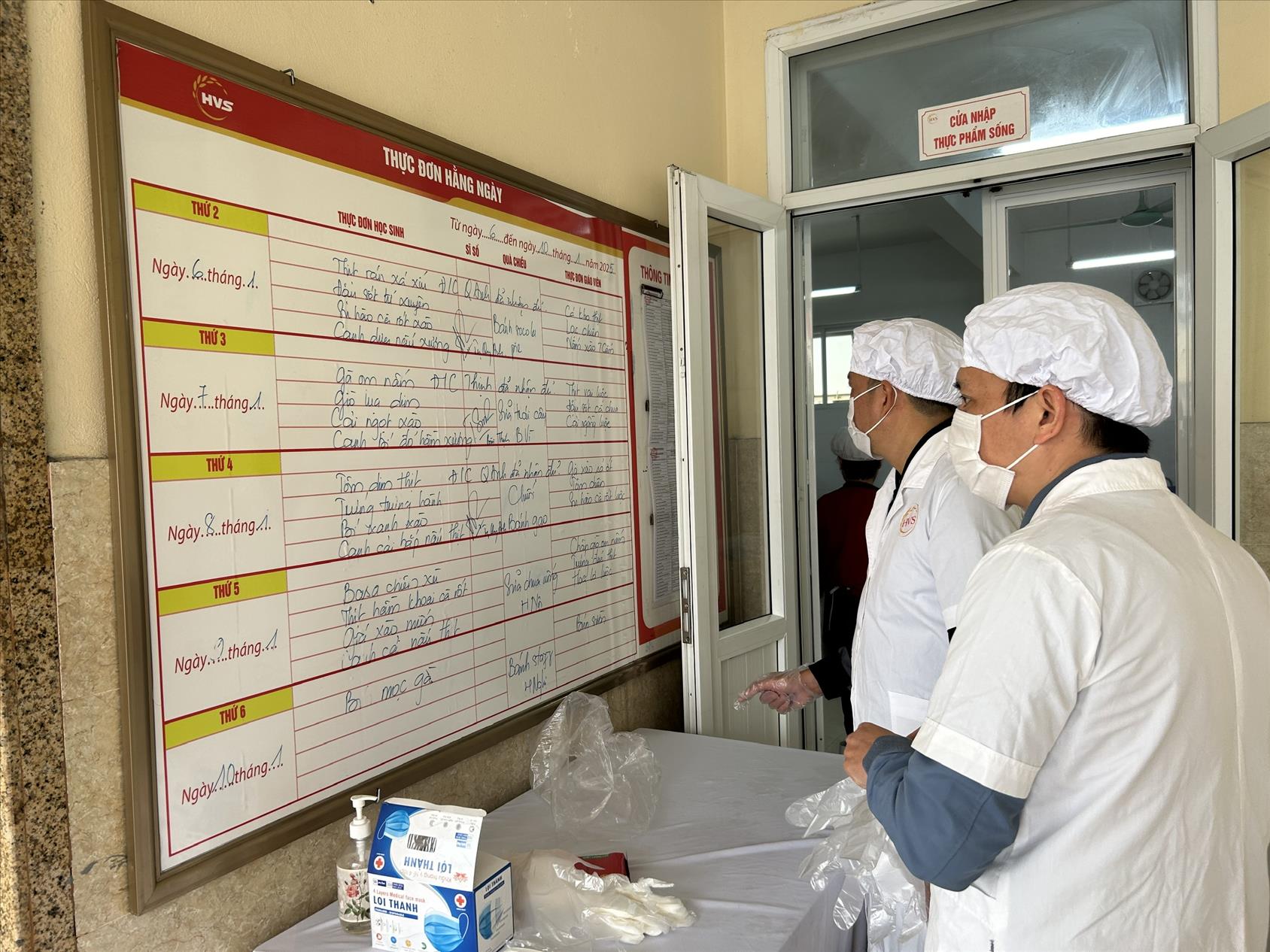 Kiểm tra công tác bảo đảm bữa ăn bán trú tại trường Tiểu học Thành Công A