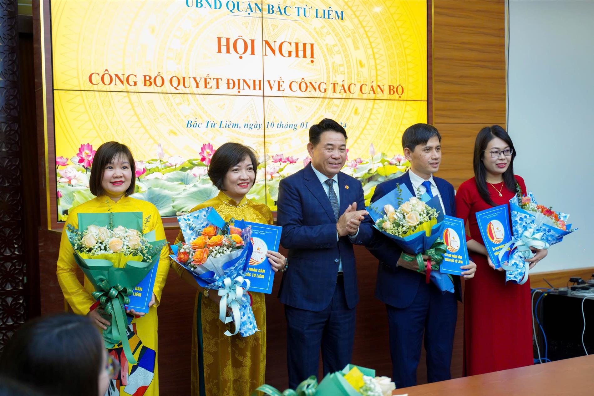 Đồng chí Bùi Thị Ngọc Lương - Phó Bí thư Chi bộ, Phó hiệu trưởng trường Tiểu học Thành Công A nhận nhiệm vụ mới.