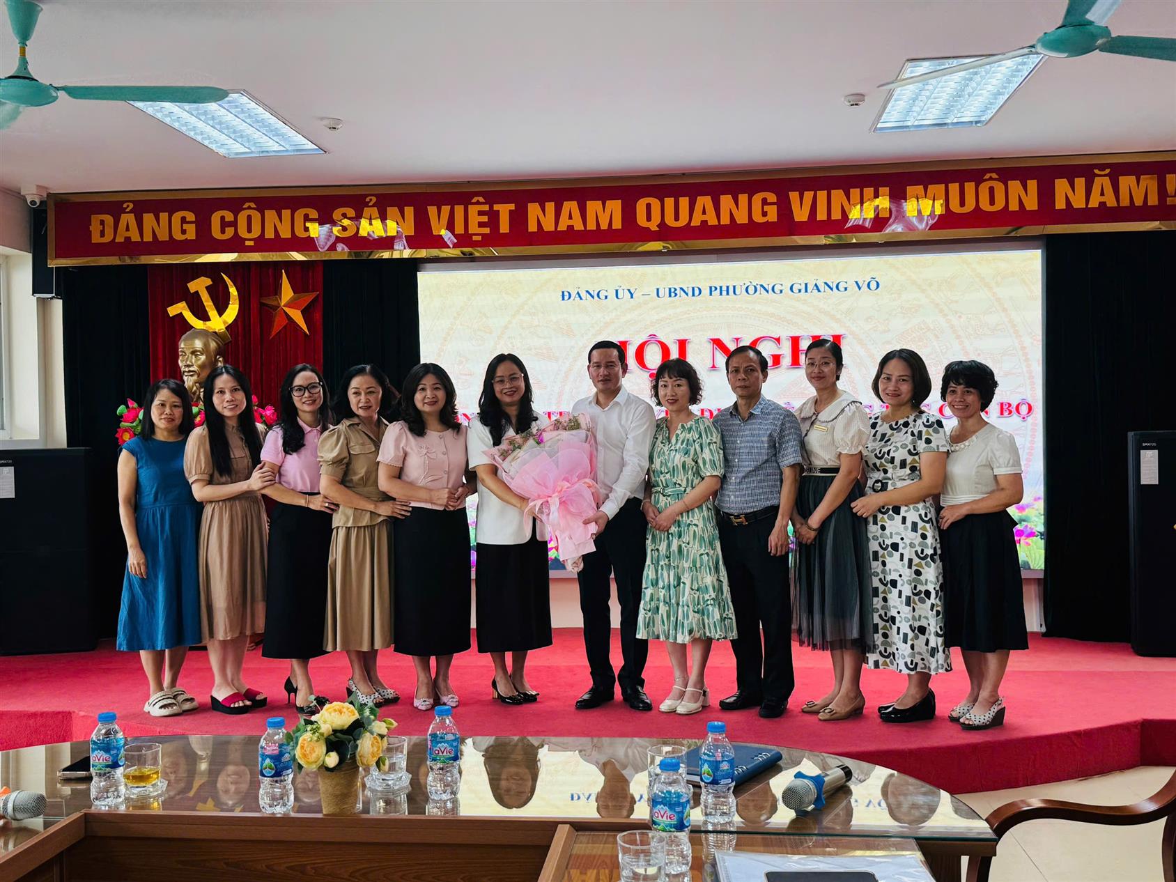 Tập thể CB-GV-NV Trường Tiểu học Thành Công A đón chào đồng chí Hiệu trưởng Trịnh Phương Linh