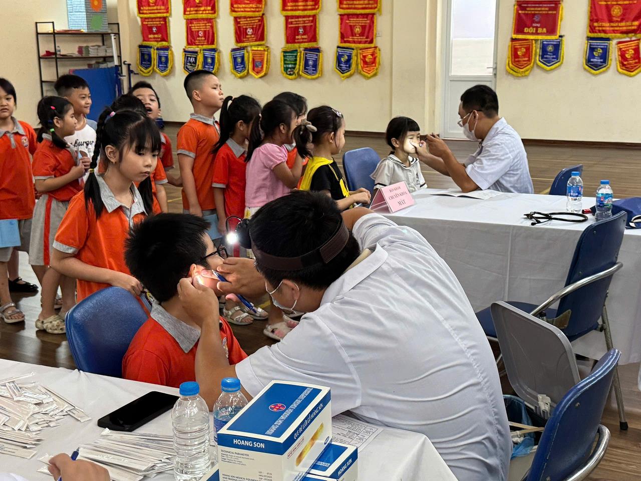 Khám sức khỏe định kì cho học sinh năm học 2025-2026