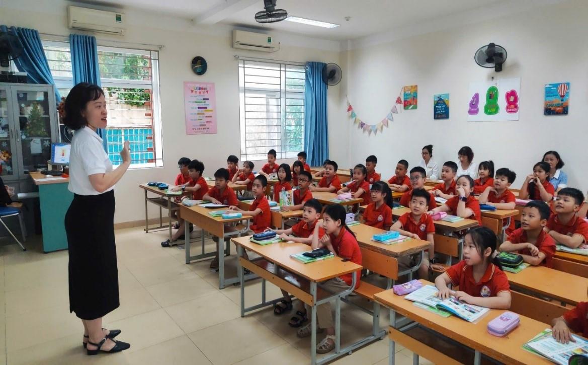 Giáo viên tổ Tiếng Anh tích cực đổi mới phương pháp dạy học trong các tiết chuyên đề - hội giảng