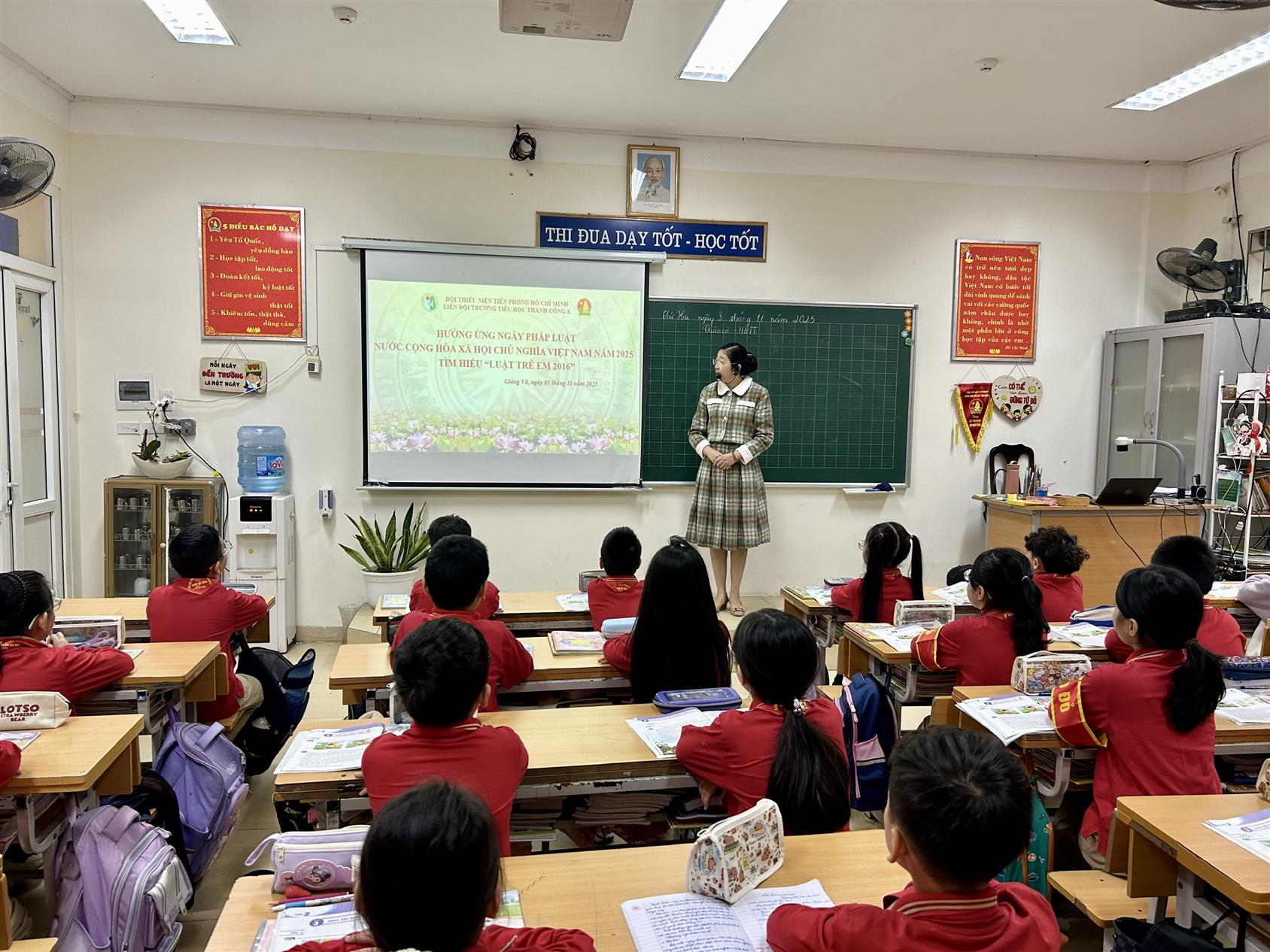 Trường Tiểu học Thành Công A tổ chức chương trình "Hường ửng Ngày Pháp luật nước Cộng hòa xã hội chủ nghĩa Việt Nam – Tìm hiểu Luật Trẻ em 2016"