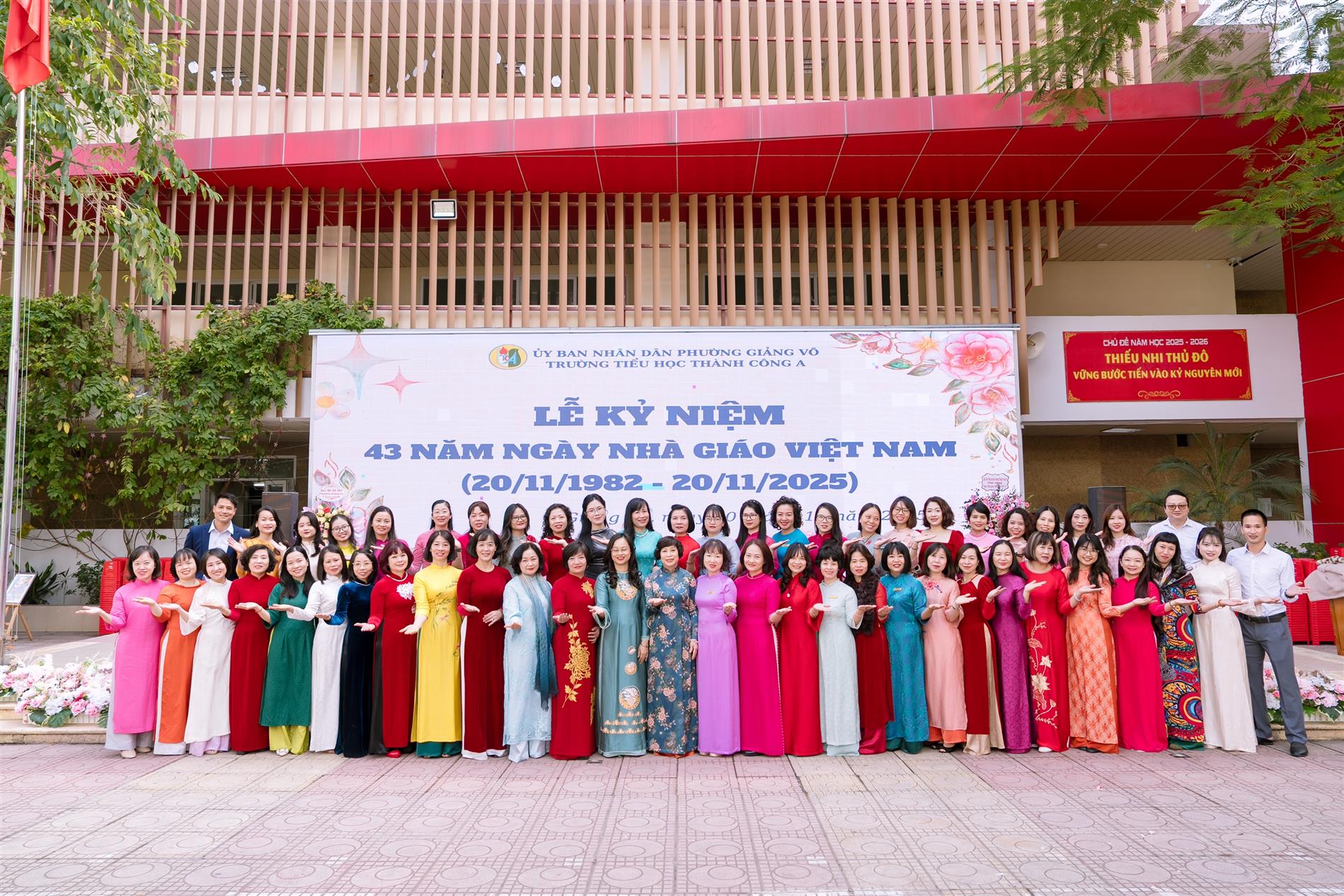 Lễ kỷ niệm 43 năm ngày Nhà giáo Việt Nam 20/11 thật ấm áp của các thế hệ thầy trò trường Tiểu học Thành Công A