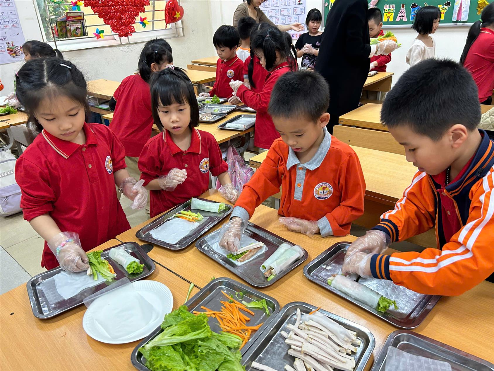 Hoạt động trải nghiệm: Làm phở cuốn của lớp 1A3