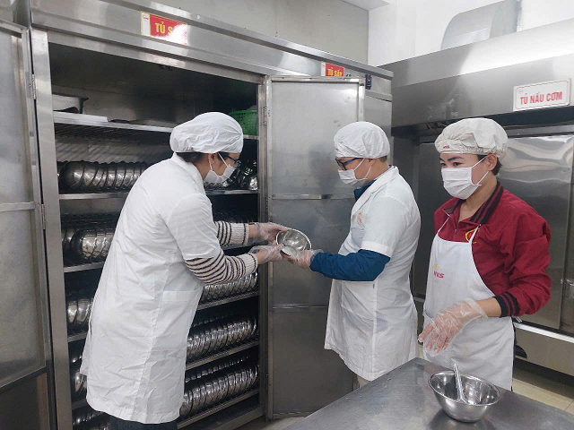Ban đại diện cha mẹ học sinh trường Tiểu học Thành Công A kiểm tra công tác bán trú