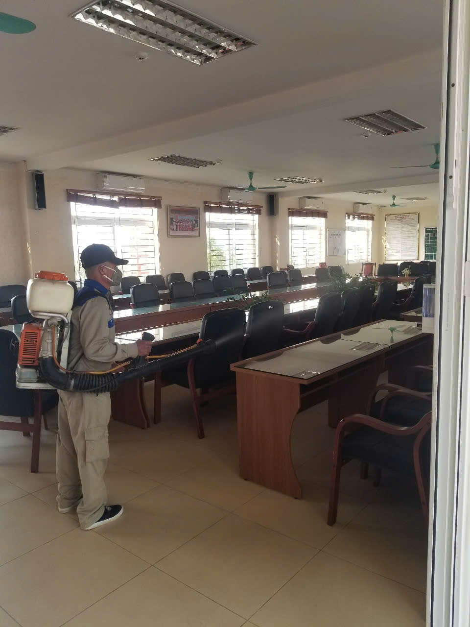 Trường Tiểu học Thành Công A triển khai phun thuốc muỗi để phòng chống dịch bệnh truyền nhiễm.
