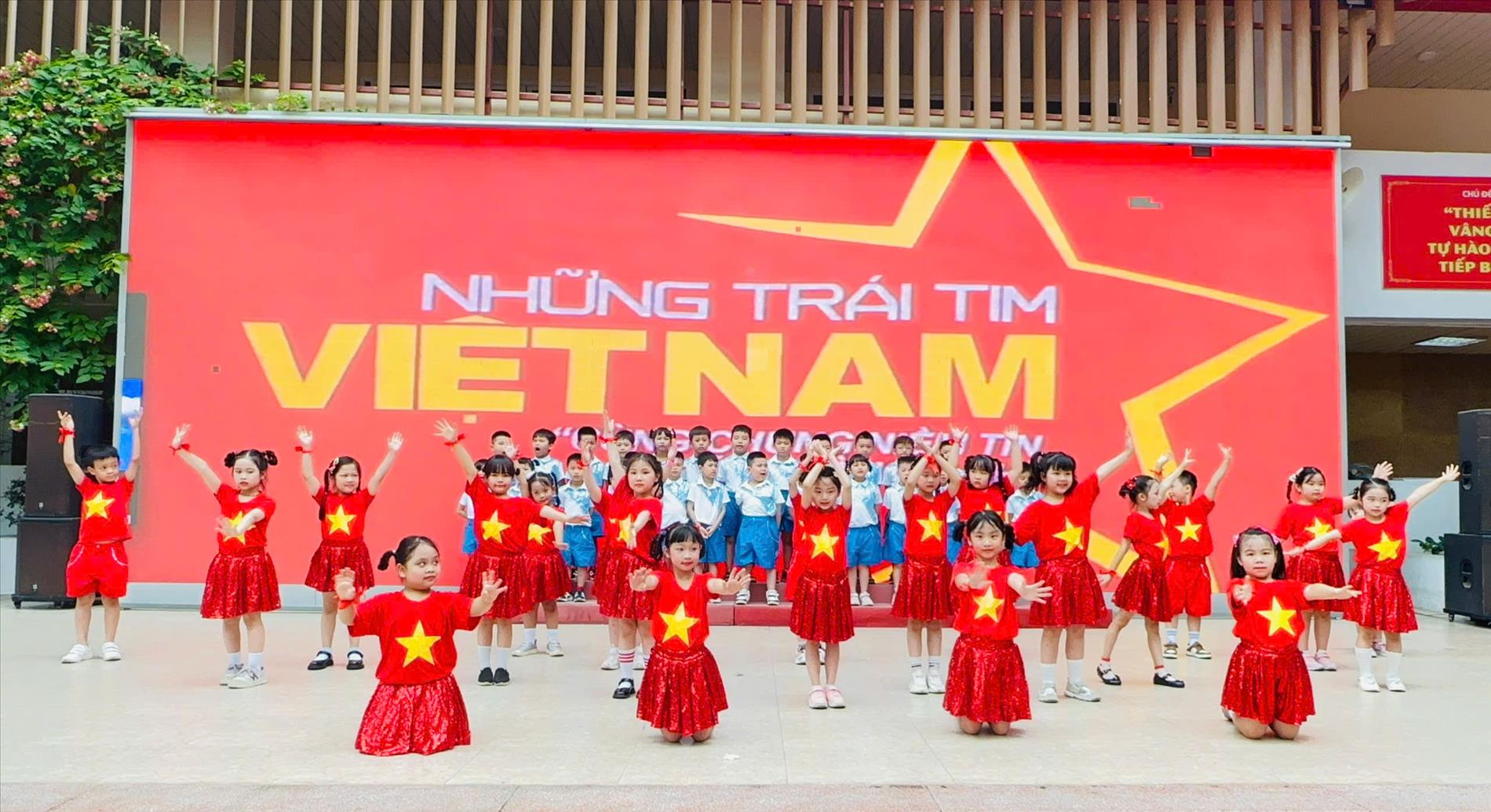 Tình yêu Tổ quốc được các con học sinh lớp 1A1-1A2-1A3 trường Tiểu học Thành Công A thể hiện qua tiết mục Những trái tim Việt Nam.