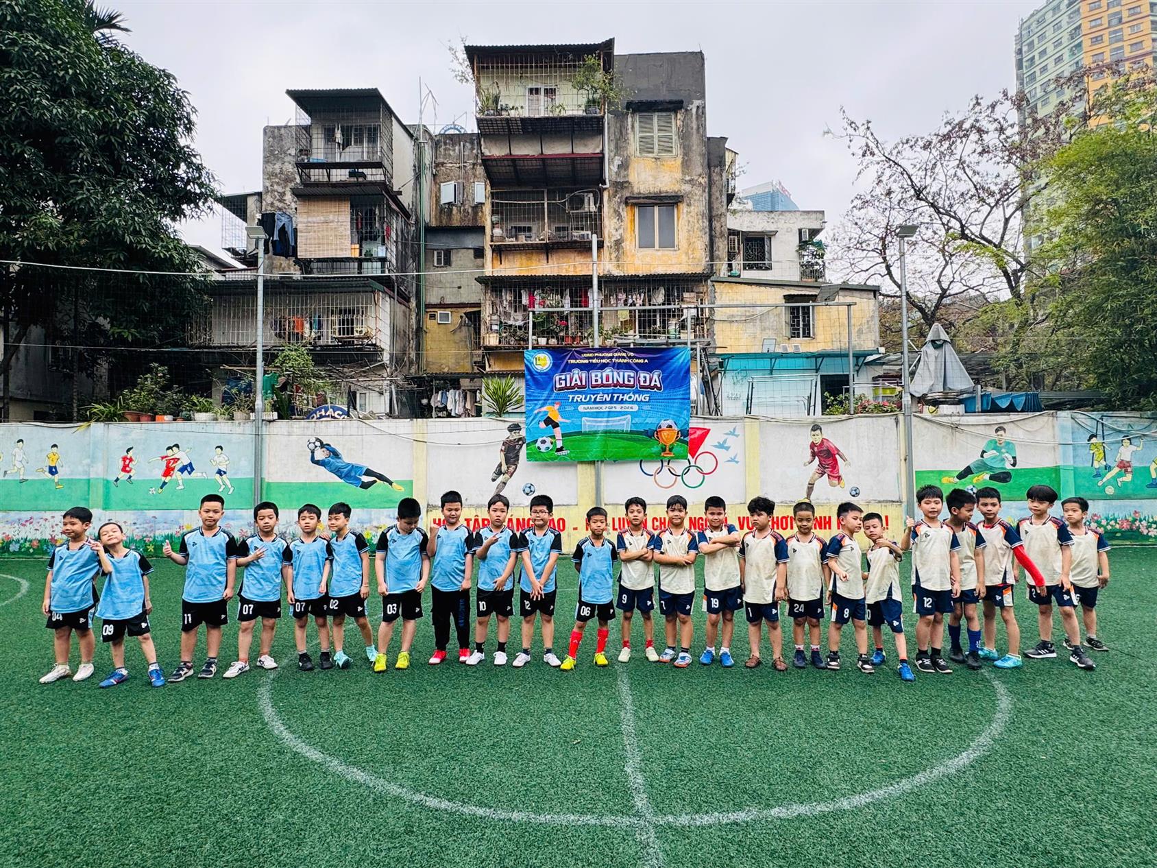 Không khí sôi động của trận thi đấu bóng đá giữa lớp 2A4 và 2A6