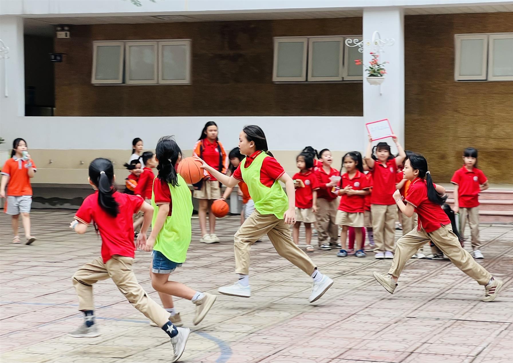 Màn so tài đầy quyết tâm của hai đội bóng rổ nữ 4A1 và 4A5