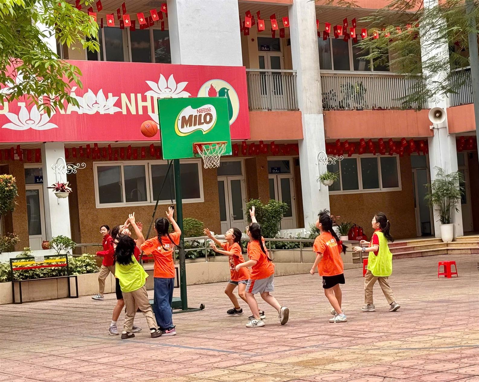 Kịch tính đến phút cuối : Trận đấu bỏng rổ đỉnh cao giữa lớp 4A2 và 4A5