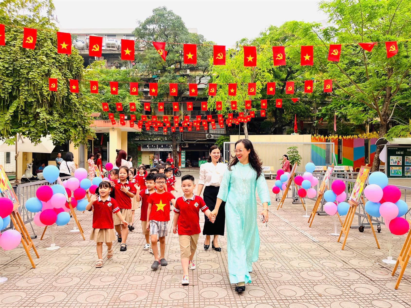 Trường Tiểu học Thành Công A rộn ràng đón các bé trường Mầm non Thành Công đến tham quan, trải nghiệm.