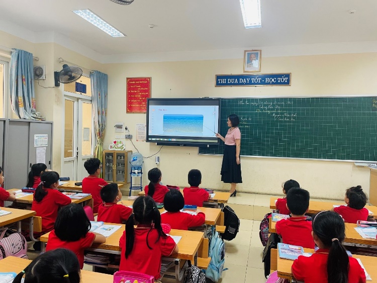 A person teaching a class

Description automatically generated with low confidence