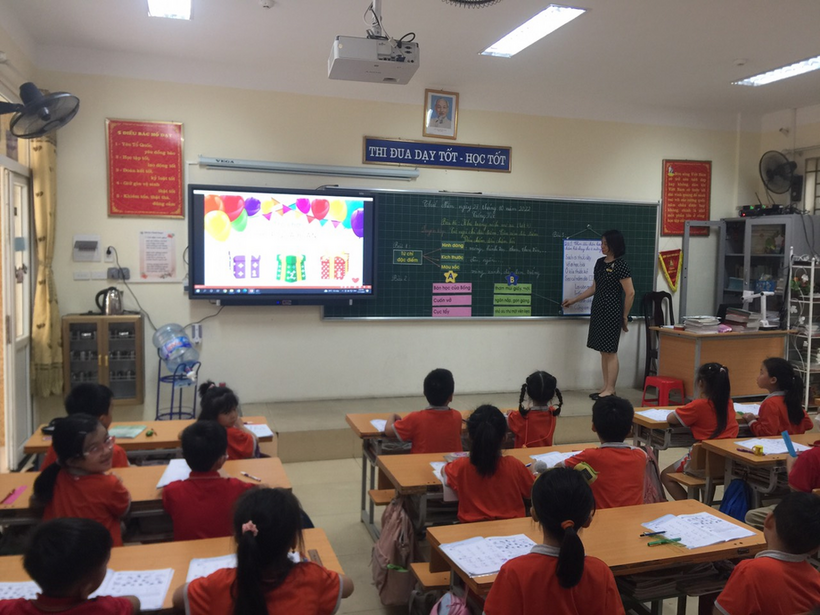 A person teaching a class

Description automatically generated with low confidence