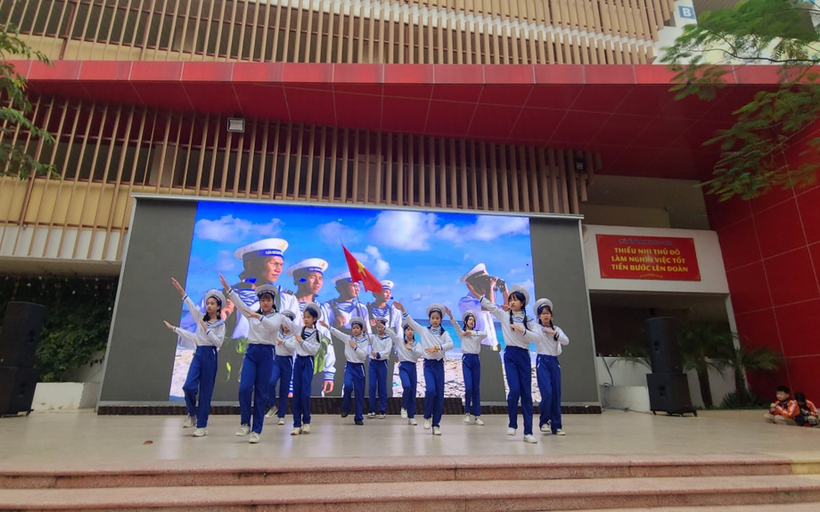 A group of people posing for a photo in front of a screen

Description automatically generated with medium confidence