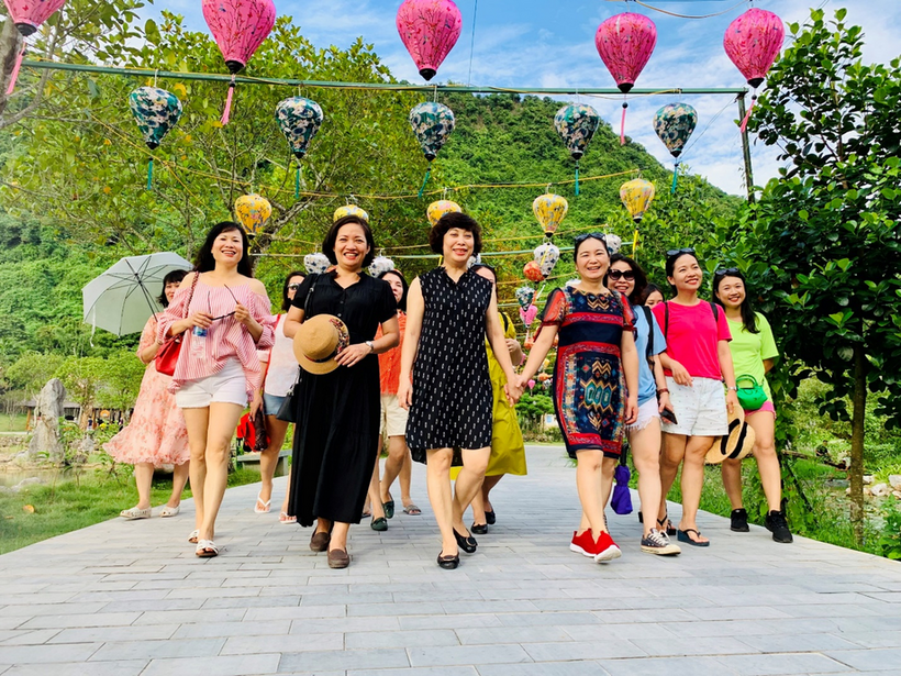 A group of women posing for a photo

Description automatically generated with medium confidence